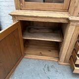 Masterful exhibition showcase from the early 20th century