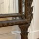 Grand miroir ou trumeau à parcloses en bois sculpté et doré. Travail italien du début du XIXe siècle
