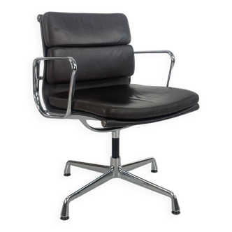 Chaise Eames en cuir marron EA 208 Soft Pad Group réalisée par Vitra pour Herman Miller