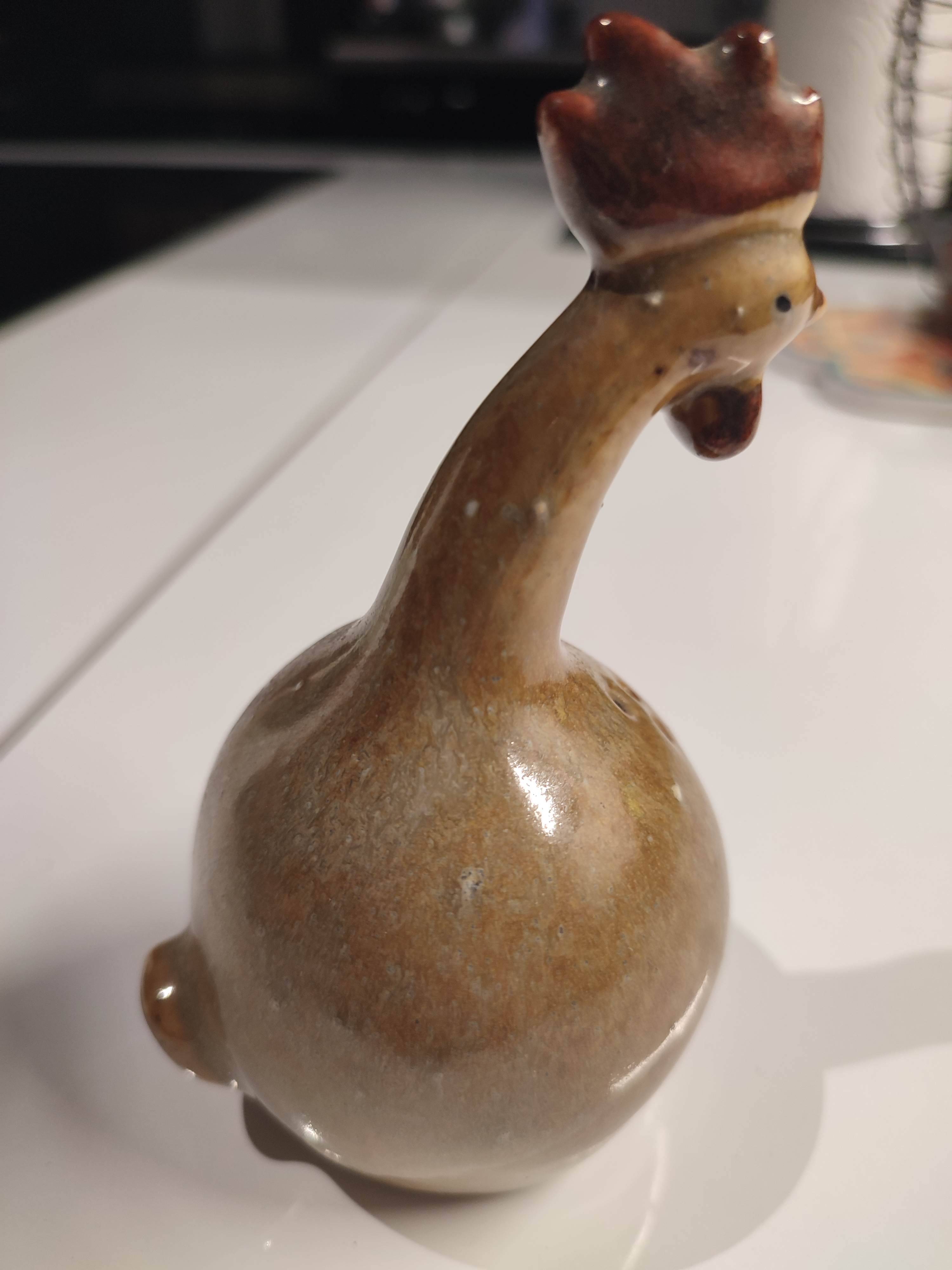 Salière en céramique représentant une petite poule