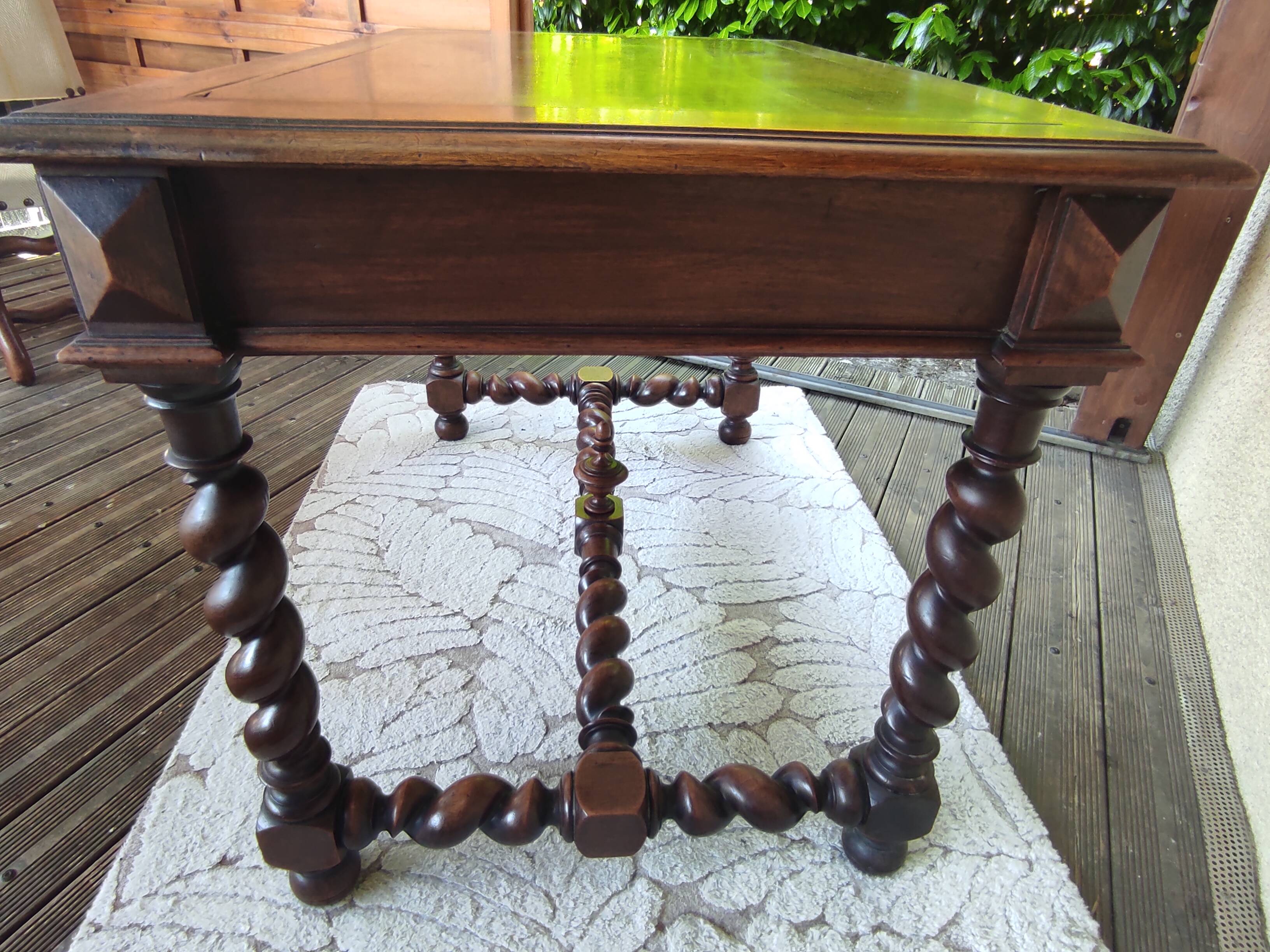 Bureau ancien en bois massif