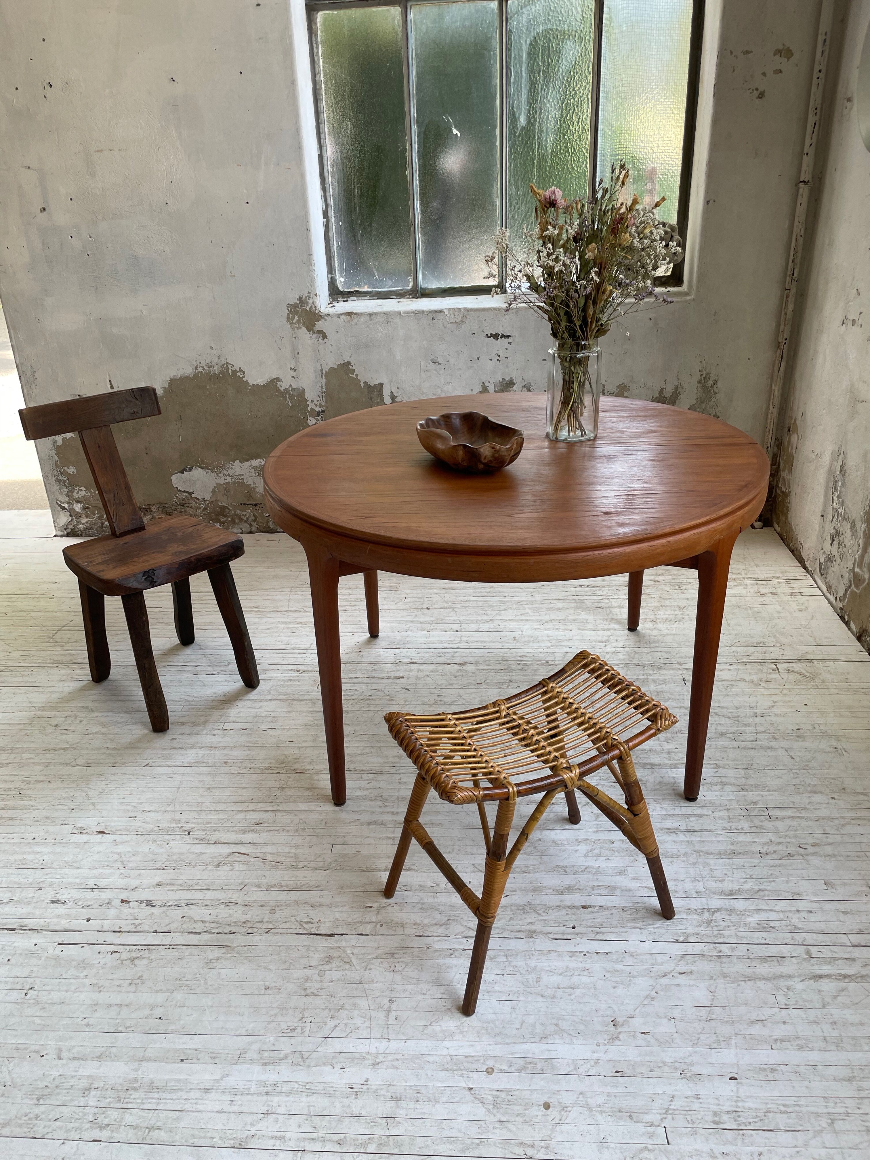 Round table 120-230 cm scandinavian samcom arne hovmand olsen