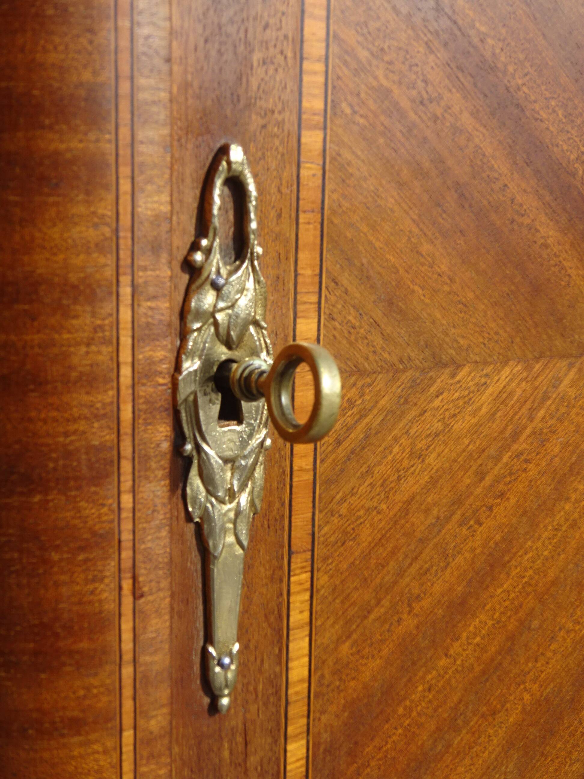 Ancienne armoire Louis XVI avec bronze et marqueterie