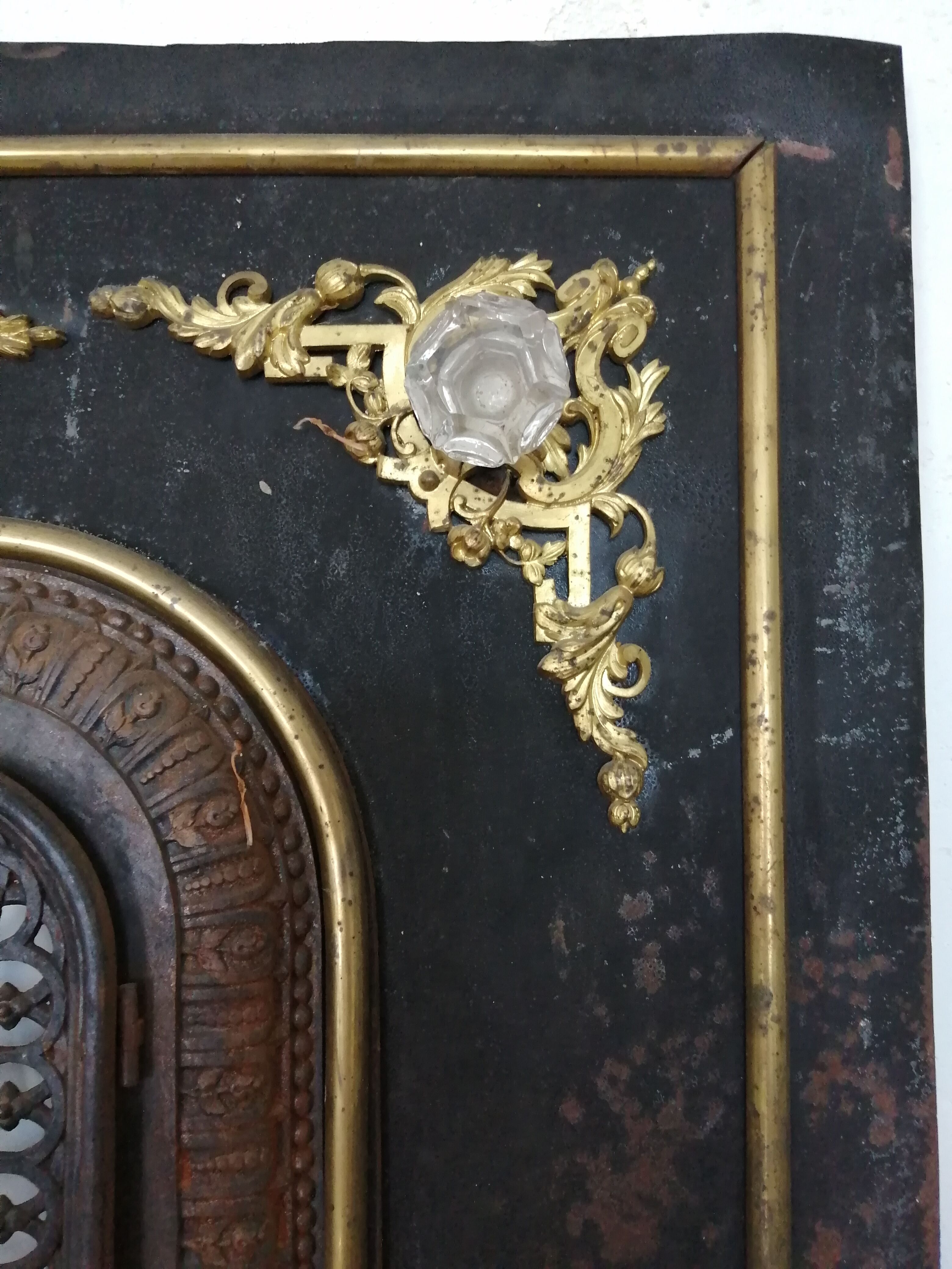 Fireproof adornment against chimney heart