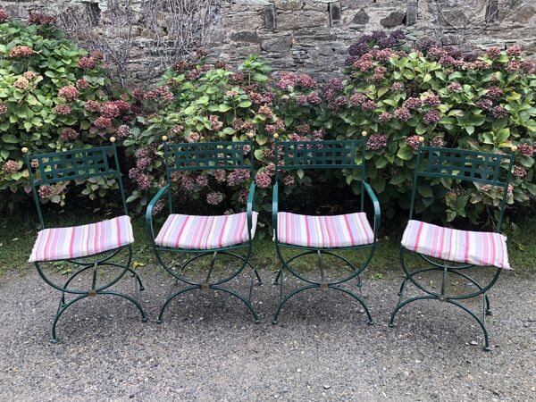 2 fauteuils et 2 chaises en fer forgé plein de fabrication artisanal.