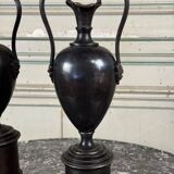 Paire de vases en bronze patine noire, XIXème siècle