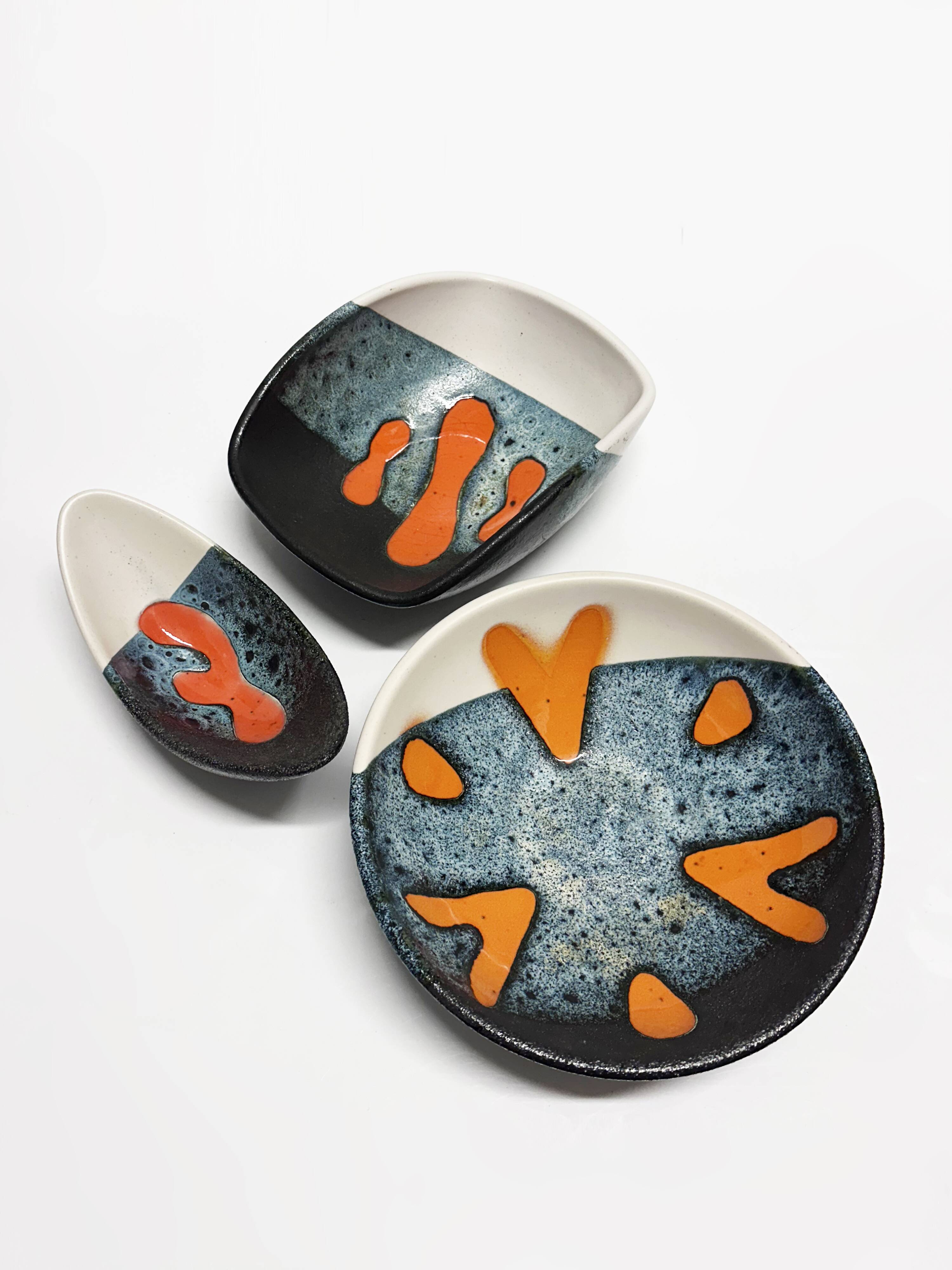 Rare set of three Elchinger Atelier ceramic bowls. France, 1950.