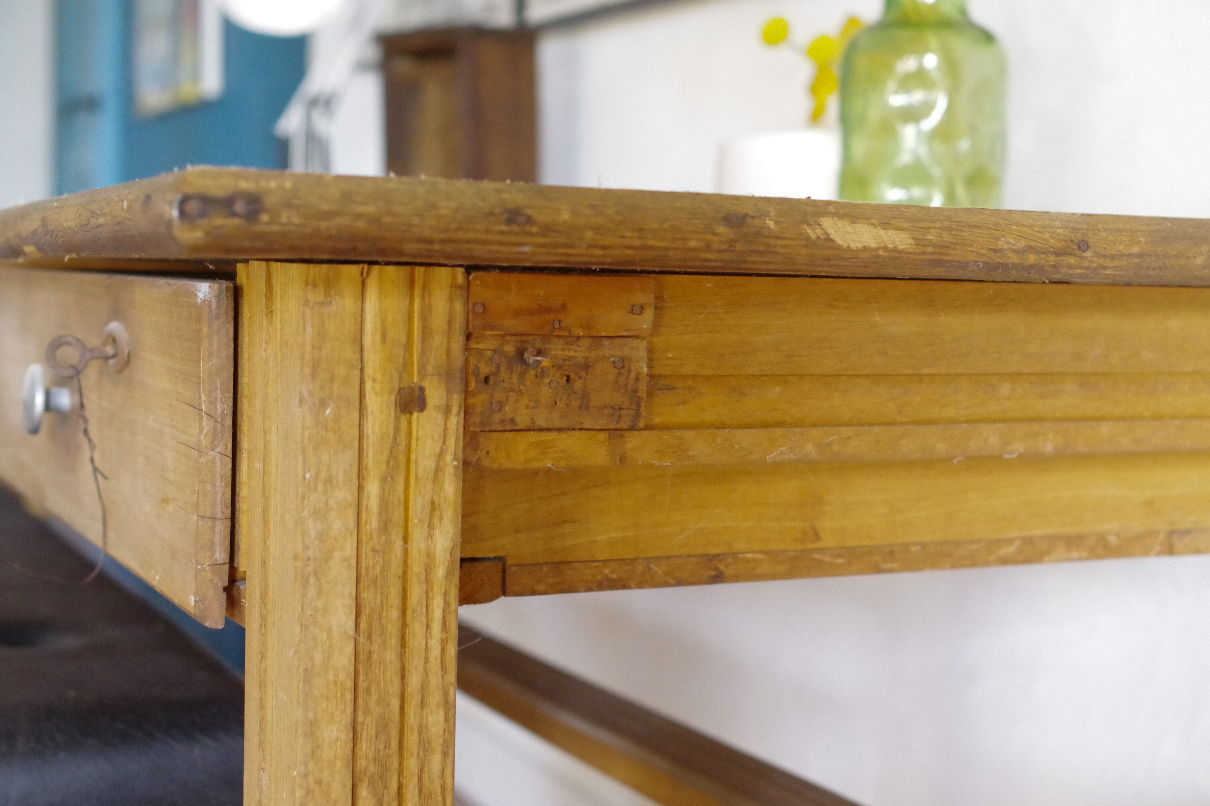 Trade Table - Post desk