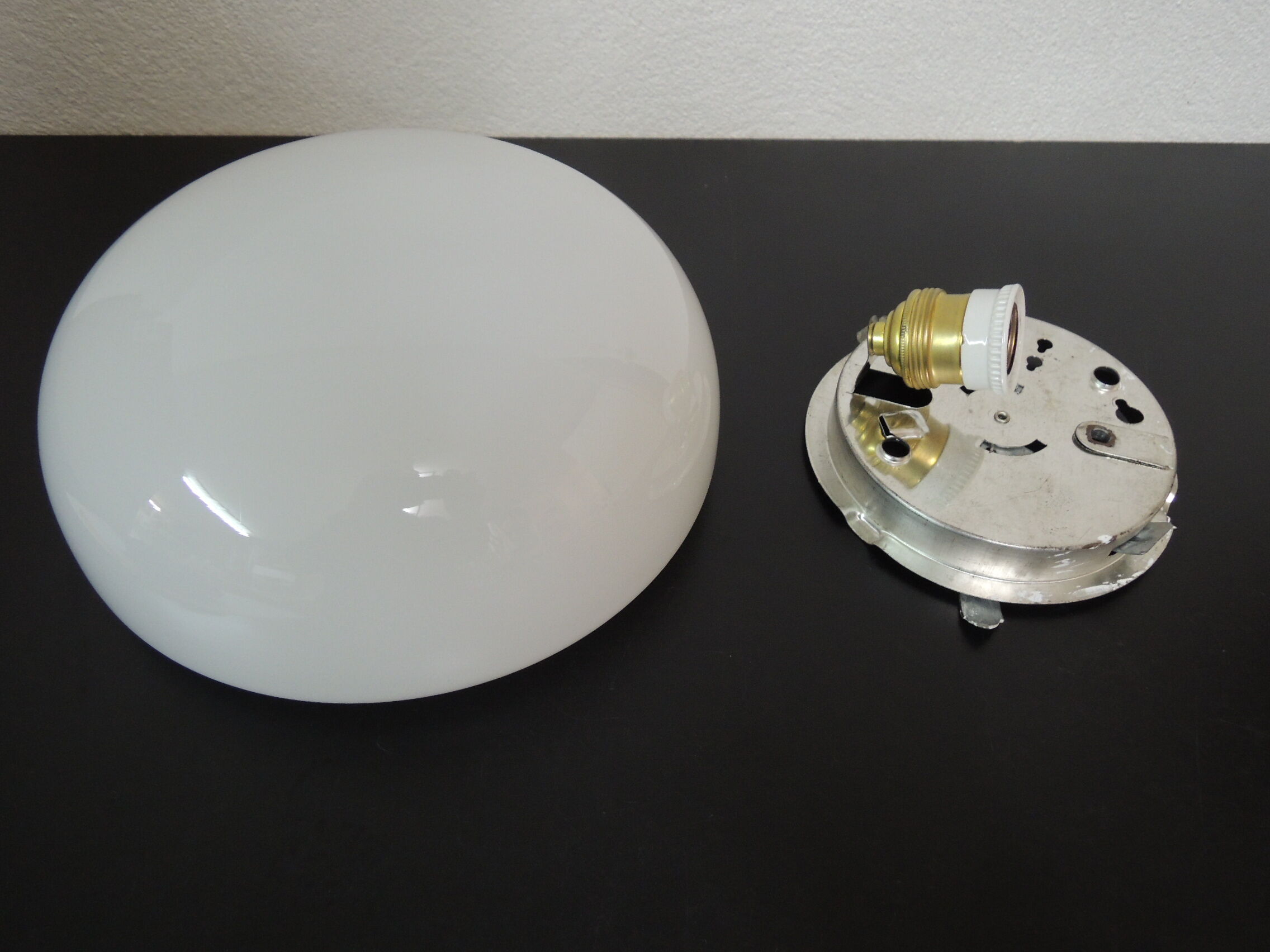 Round opaline ceiling light
