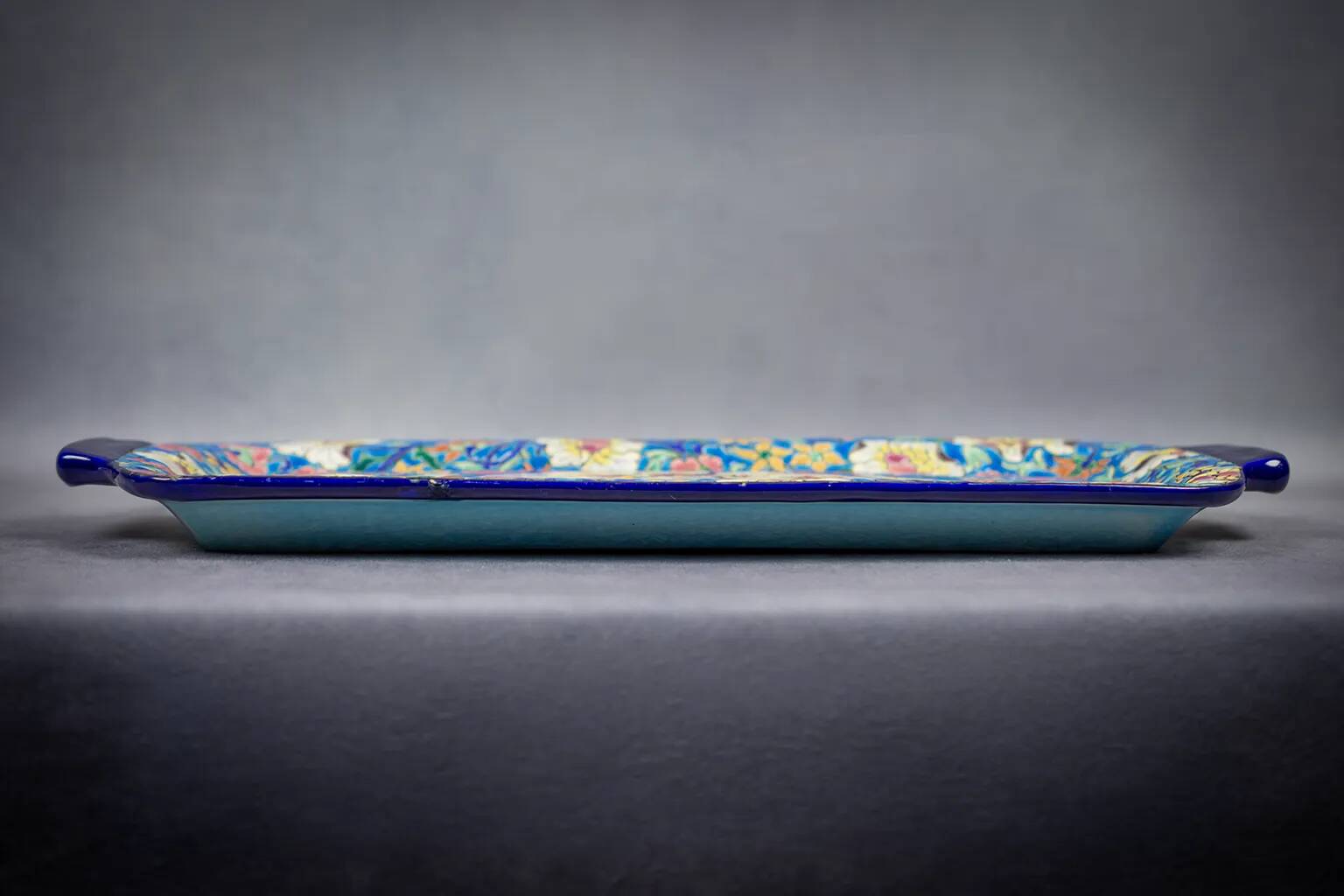 Plat à cake Longwy, décor floral et médaillon d’oiseaux, début XXème