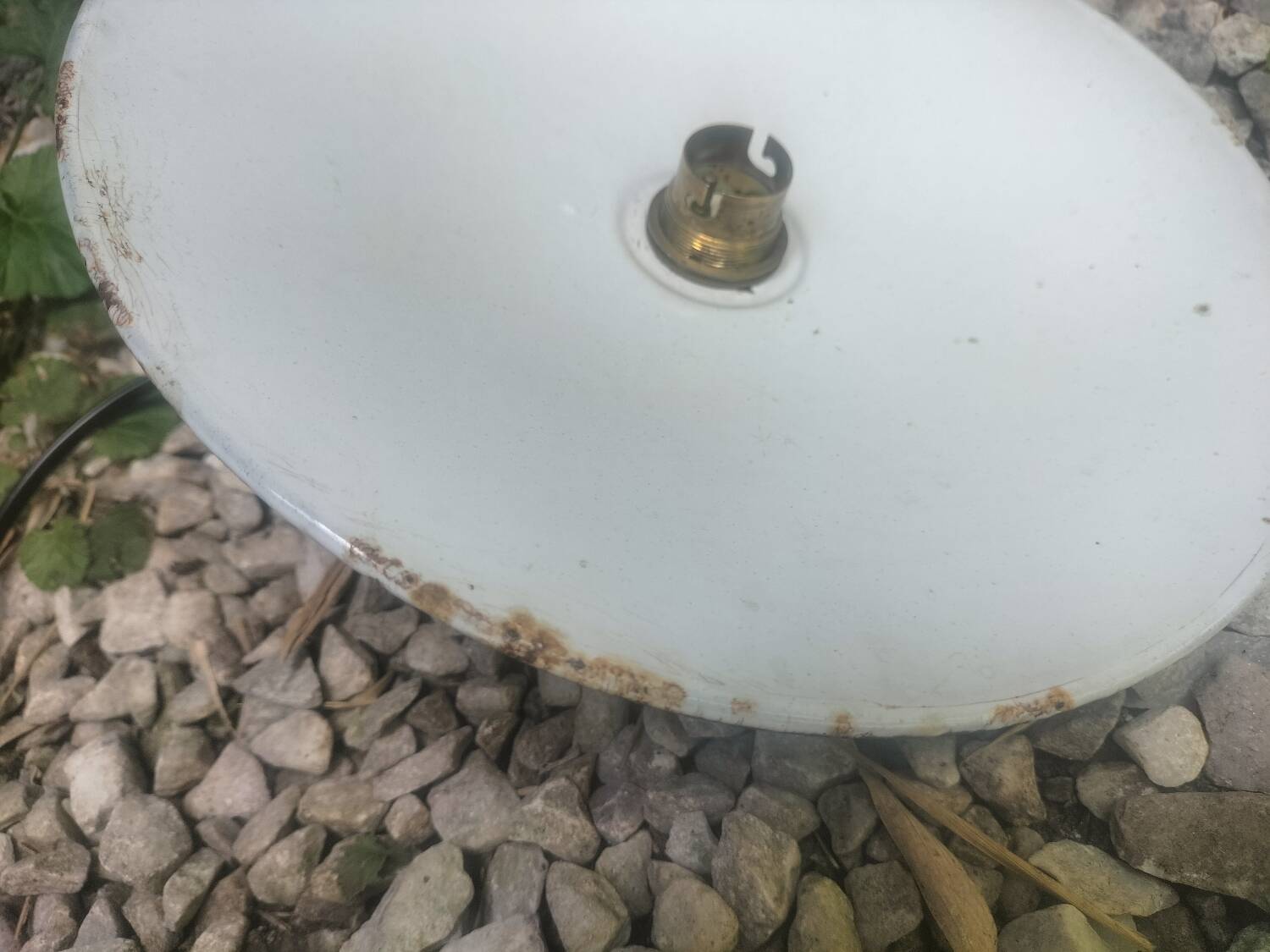 2 enamelled sheet metal suspensions