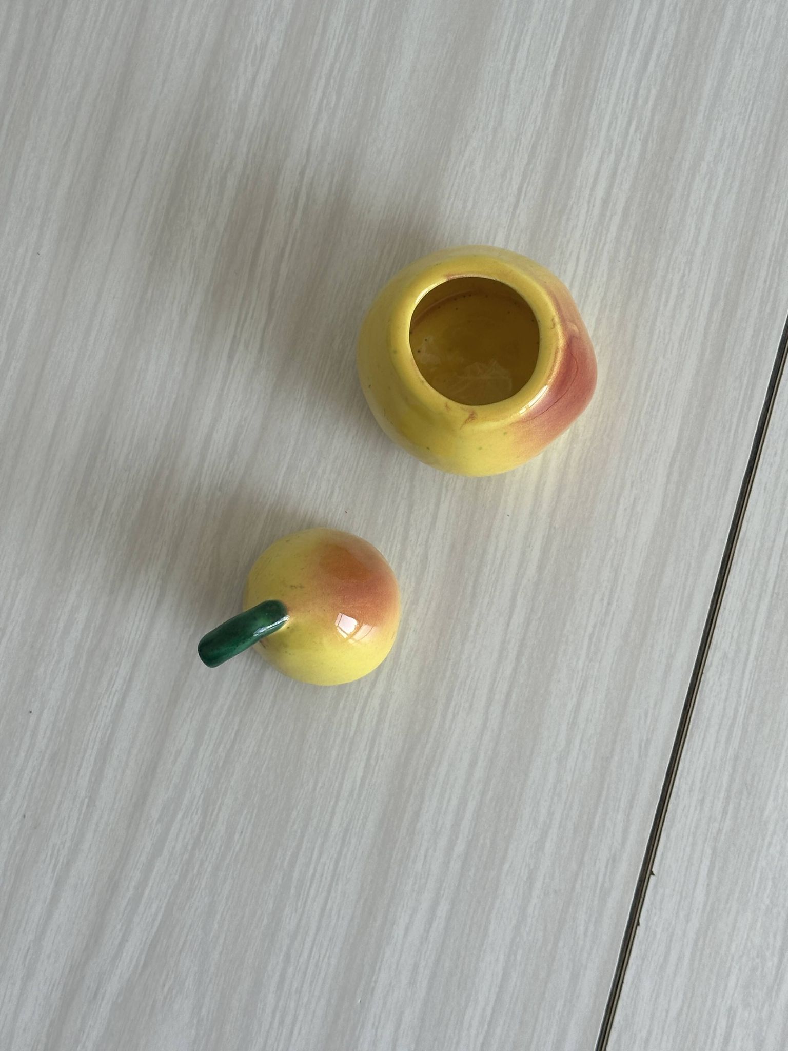 Salière en forme de poire en céramique jaune