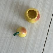 Salière en forme de poire en céramique jaune