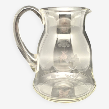 Glass carafe with chiseled flower pattern