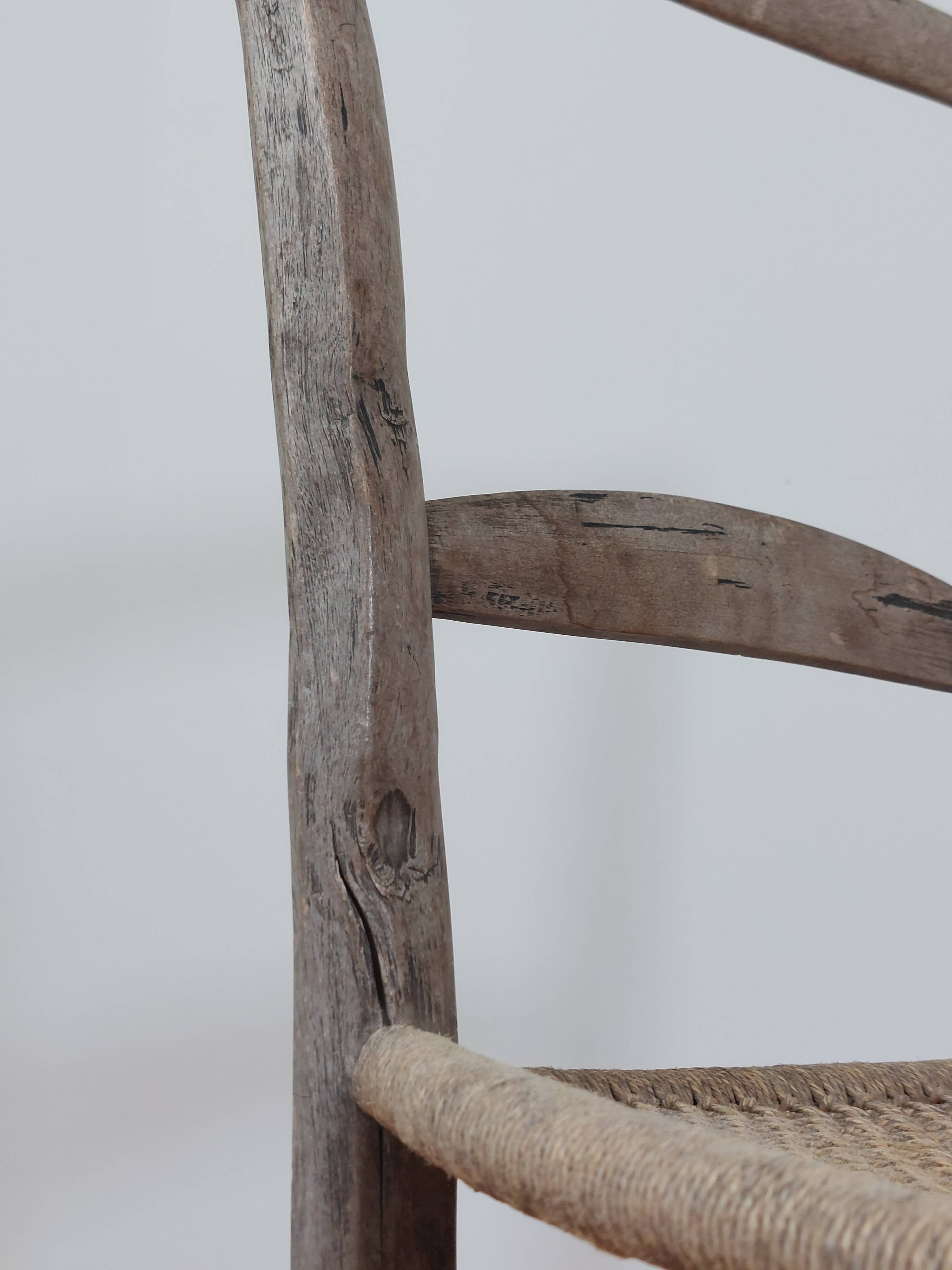 Antique wooden patinated travail populaire rope seat chair