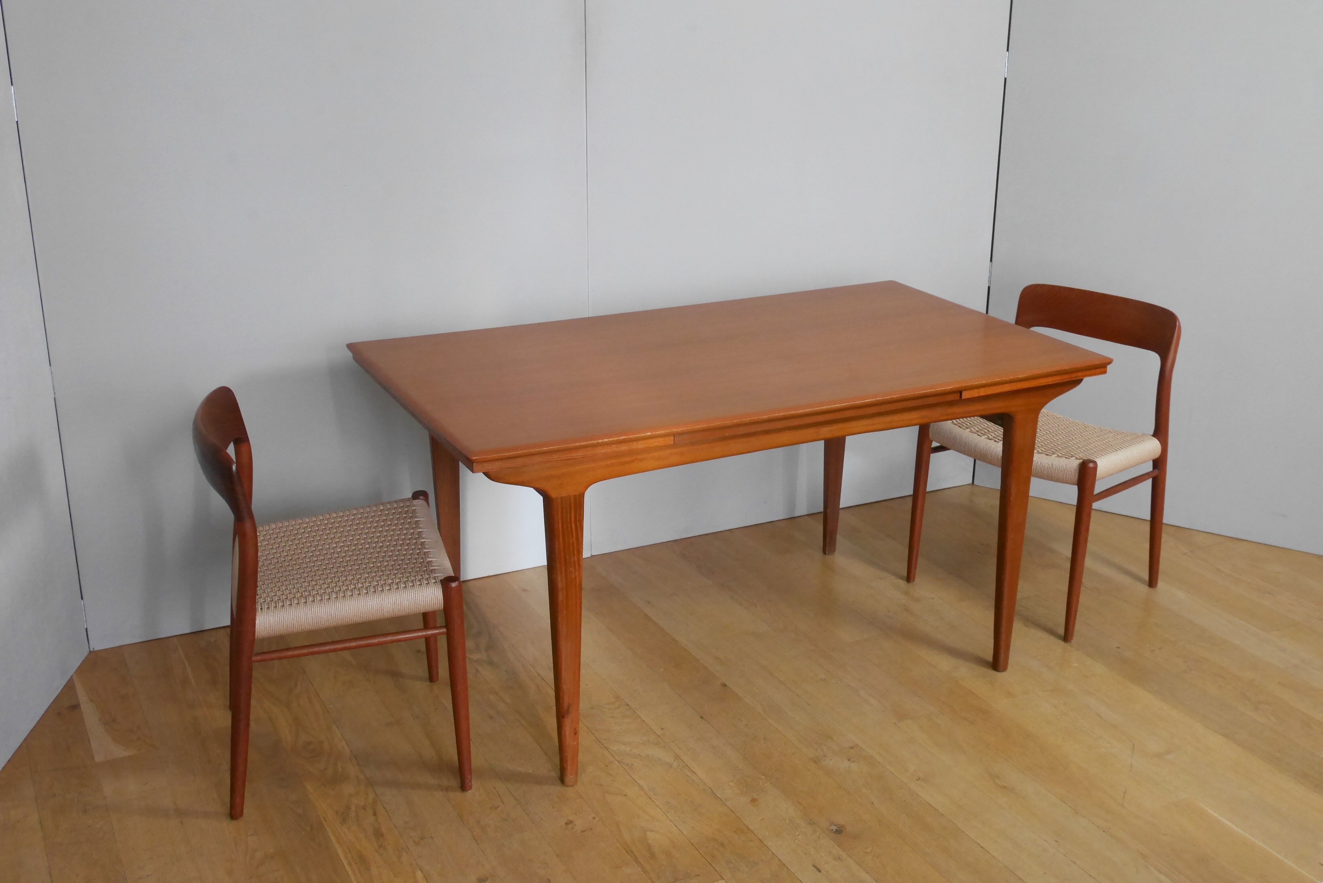 Rectangular Scandinavian extendable teak table
