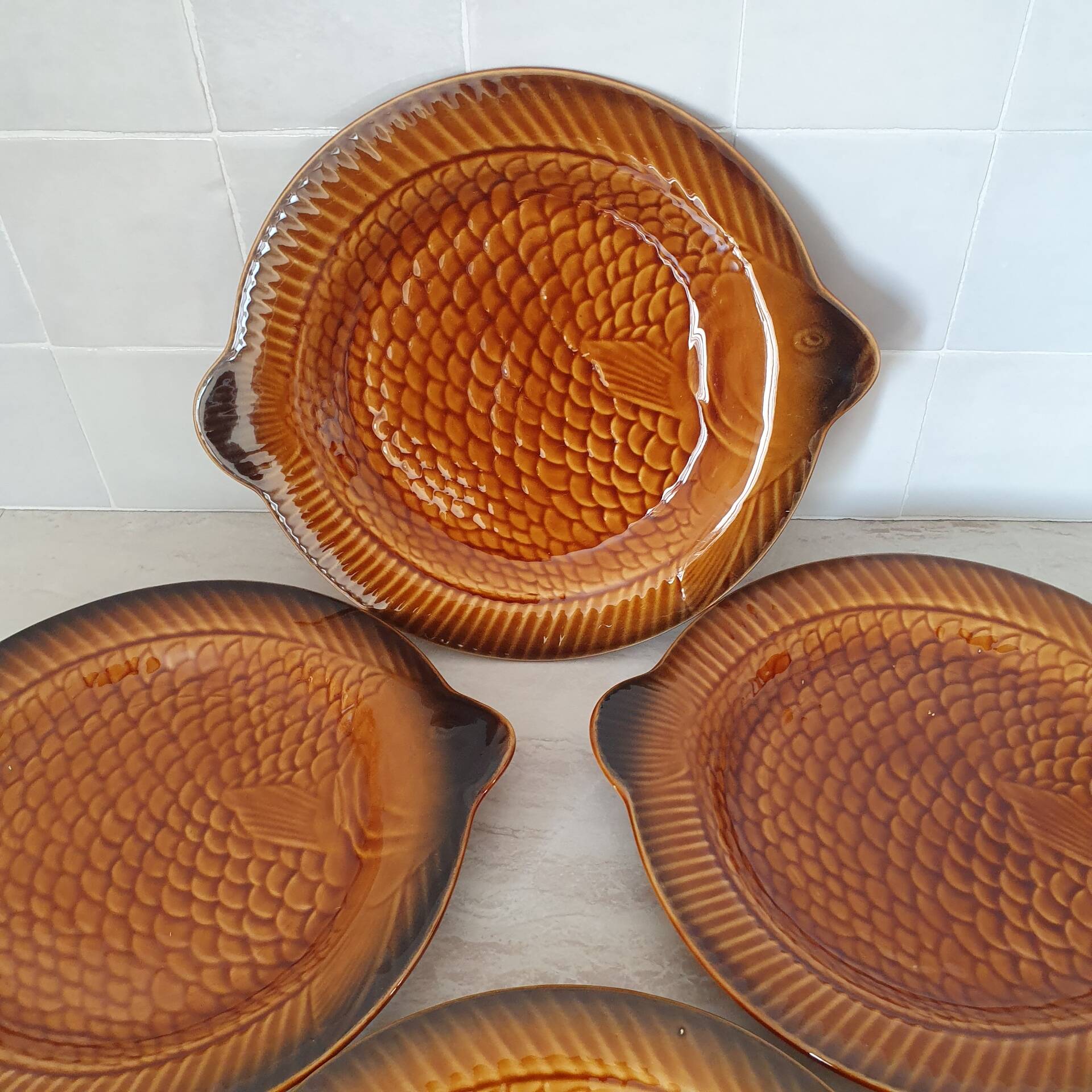 Sarreguemines / 4 ceramic fish-shaped plates in Barb porcelain.