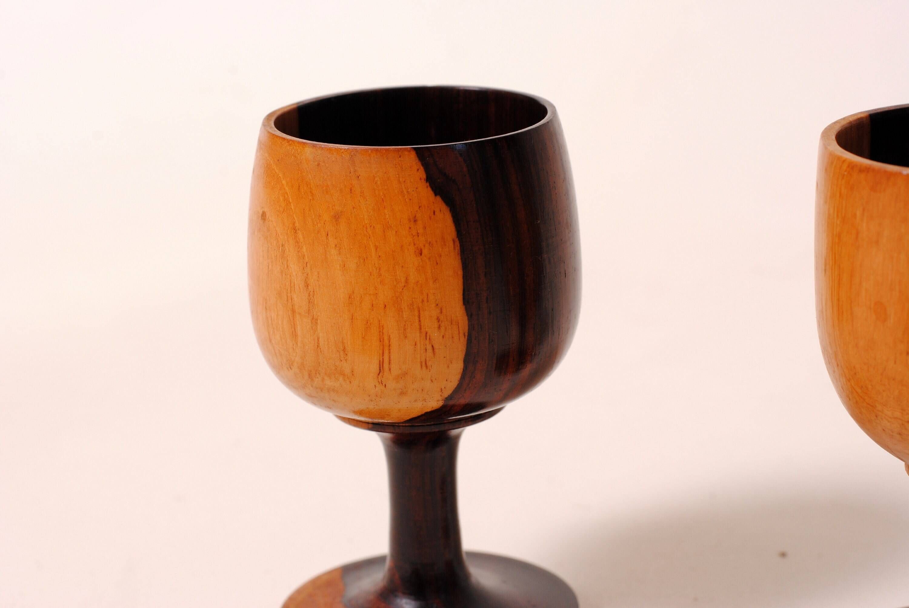 Verres à vin en bois sculpté ,bois d'olivier ,lot de deux