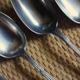 Un lot couverts métal fleuris cuillères à soupe + fourchette
