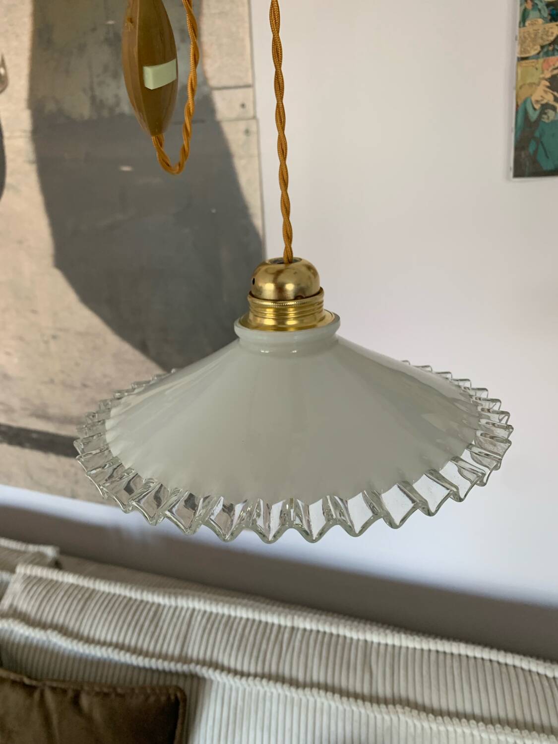 Suspension baladeuse vintage opaline blanche dentelle