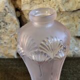 Vase en verre rose