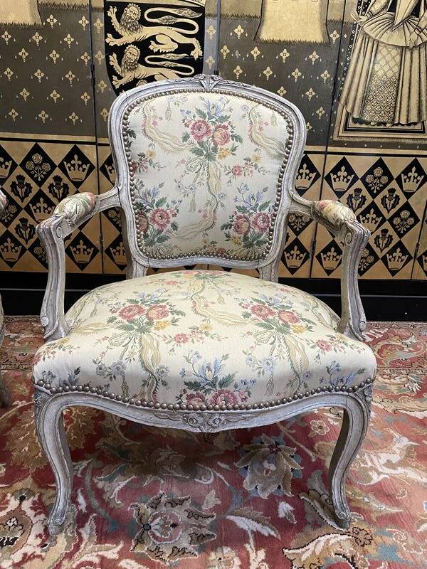 Paire de fauteuils cabriolets de style Louis XV