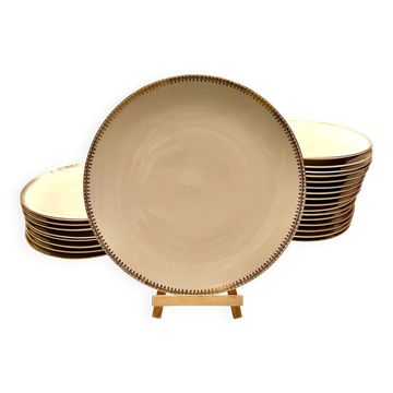 24 assiettes et un plat en porcelaine vintage décorées par Lucien Engel