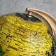 Globe terrestre scolaire français du milieu du XXe siècle, avec des océans noirs sur papier imprimé et un socle en plastique crème.