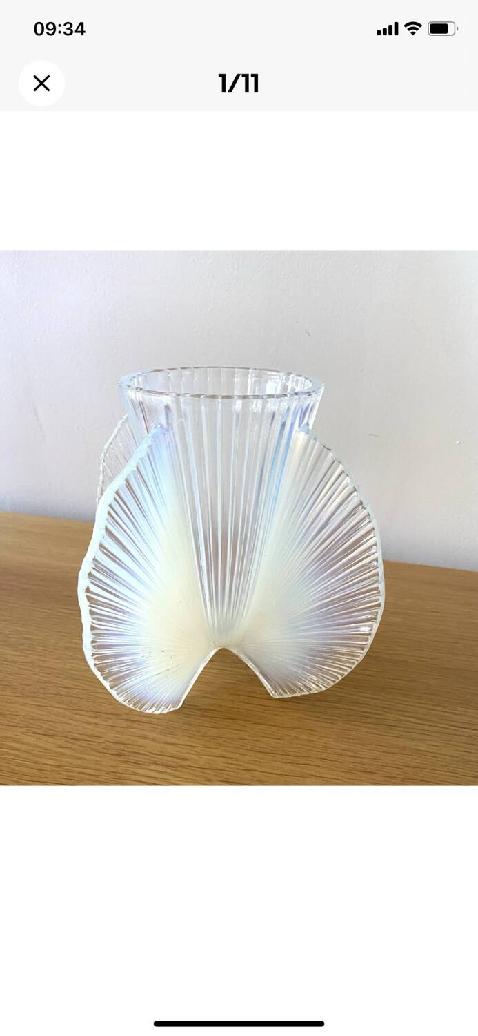 Vase Ellipse Art Déco en verre opalescent Pierre D’avesn, 1930