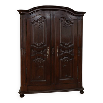 Alsatian wardrobe from the Louis XIII period in solid walnut.