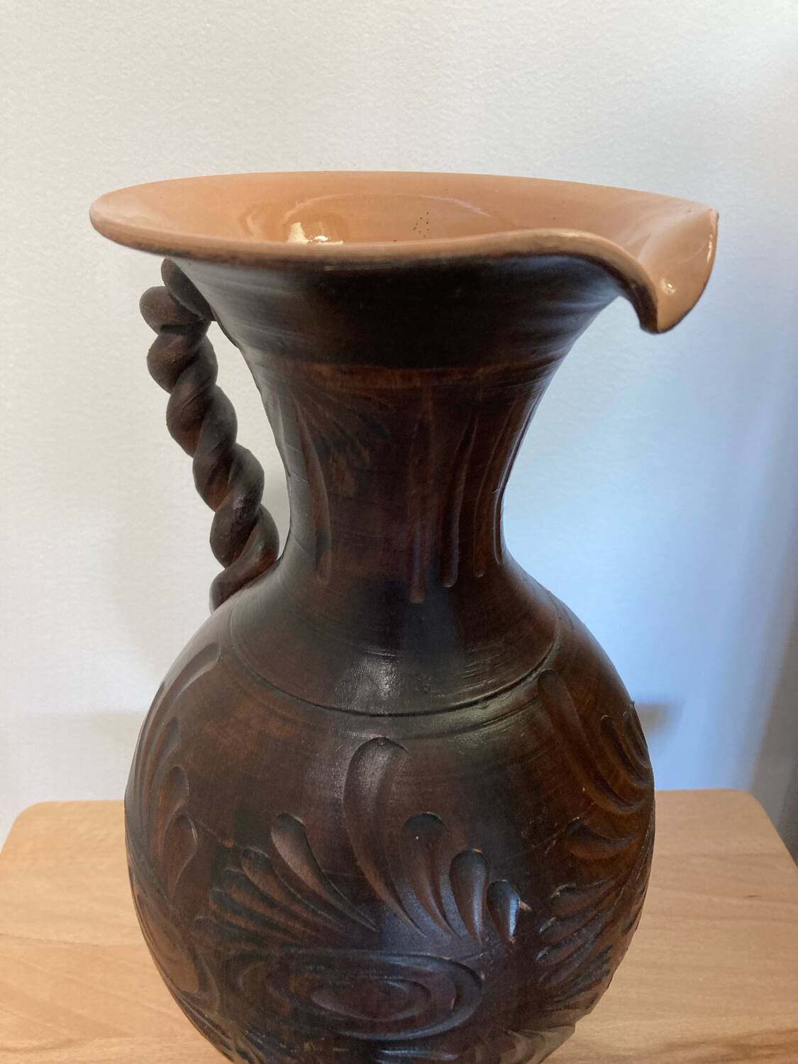 Scarified ceramic vase with twisted handle - African style