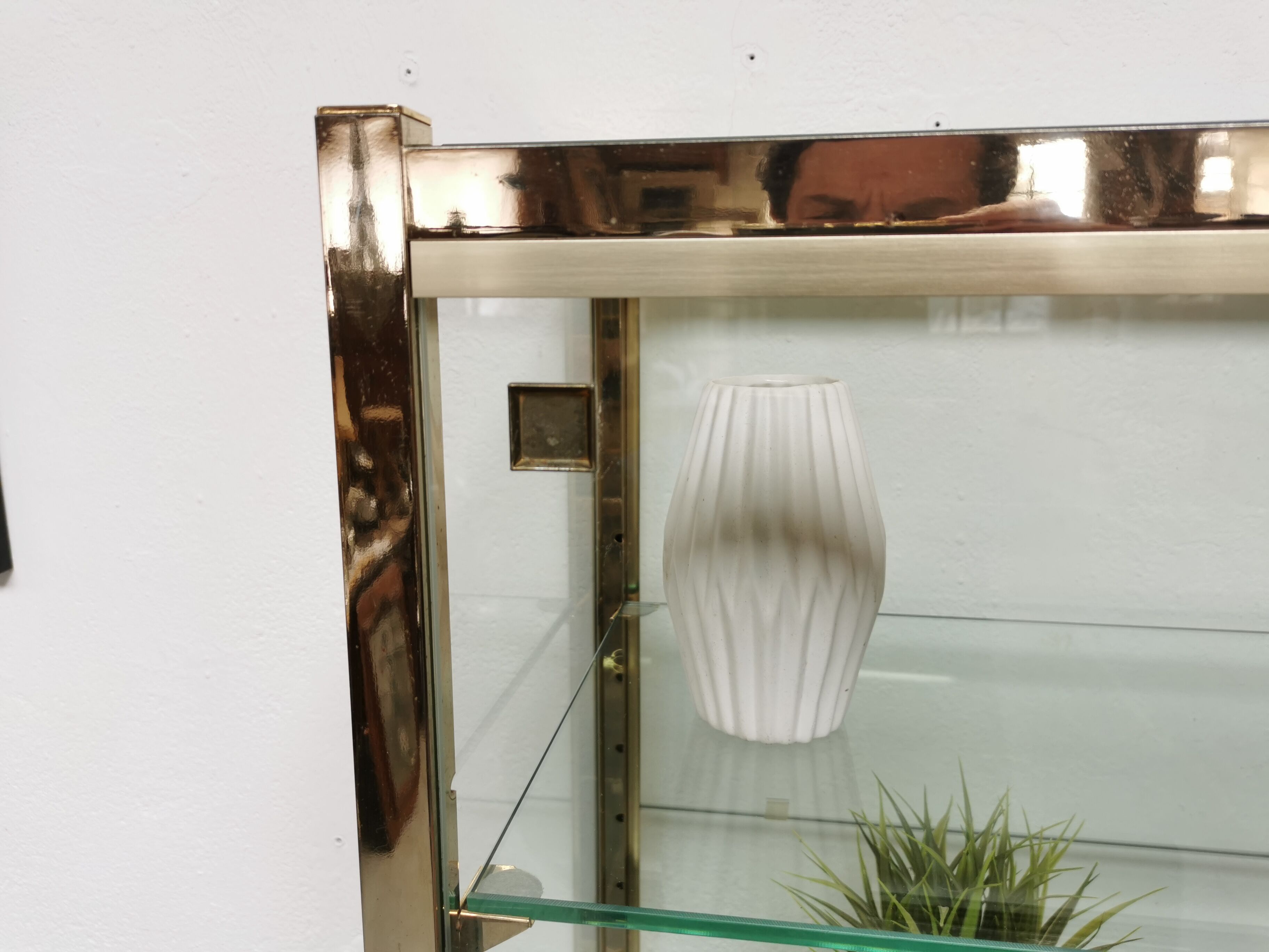 Vitrine laiton étagère verre design 1970