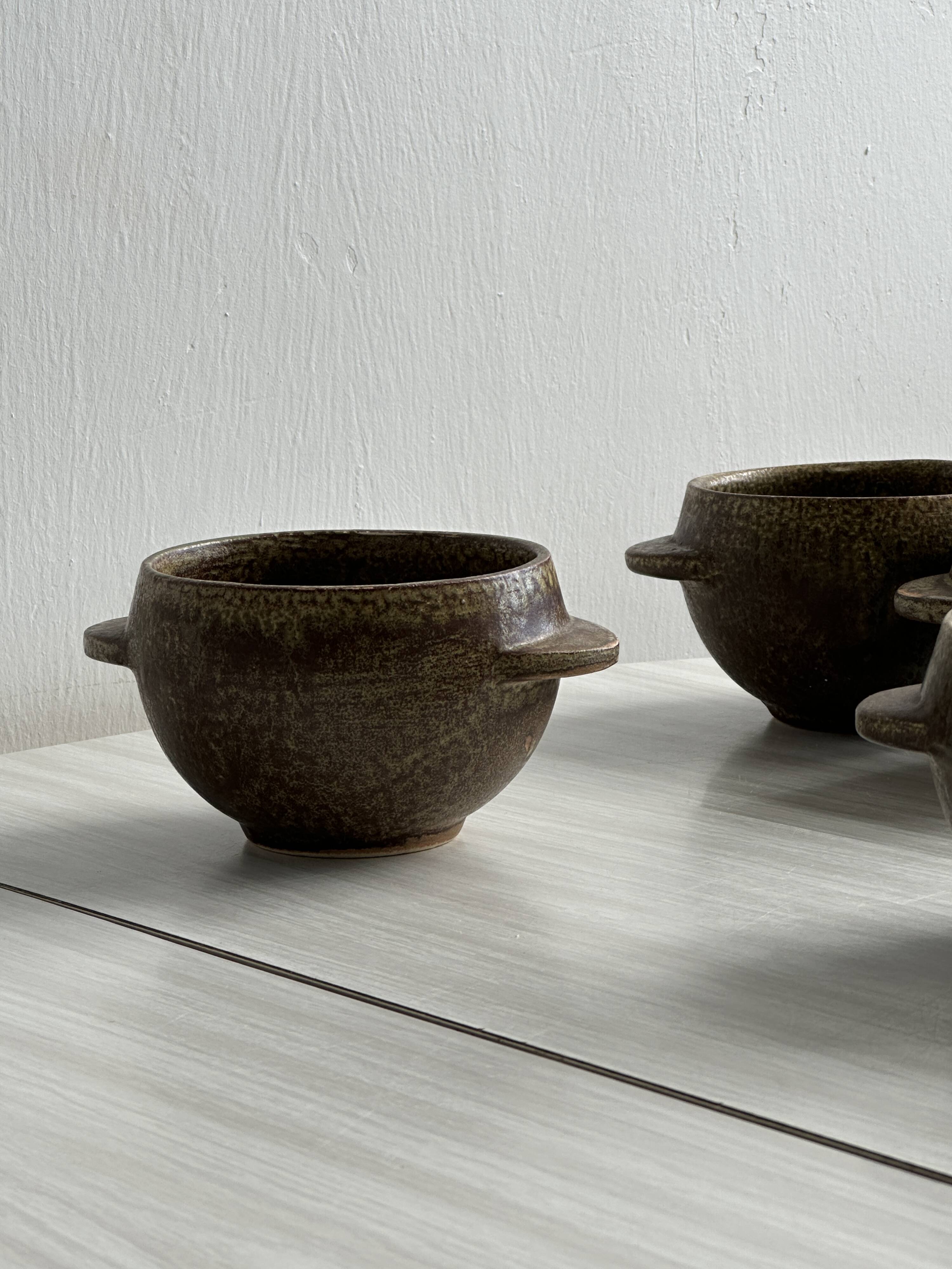 4 stoneware bowls.