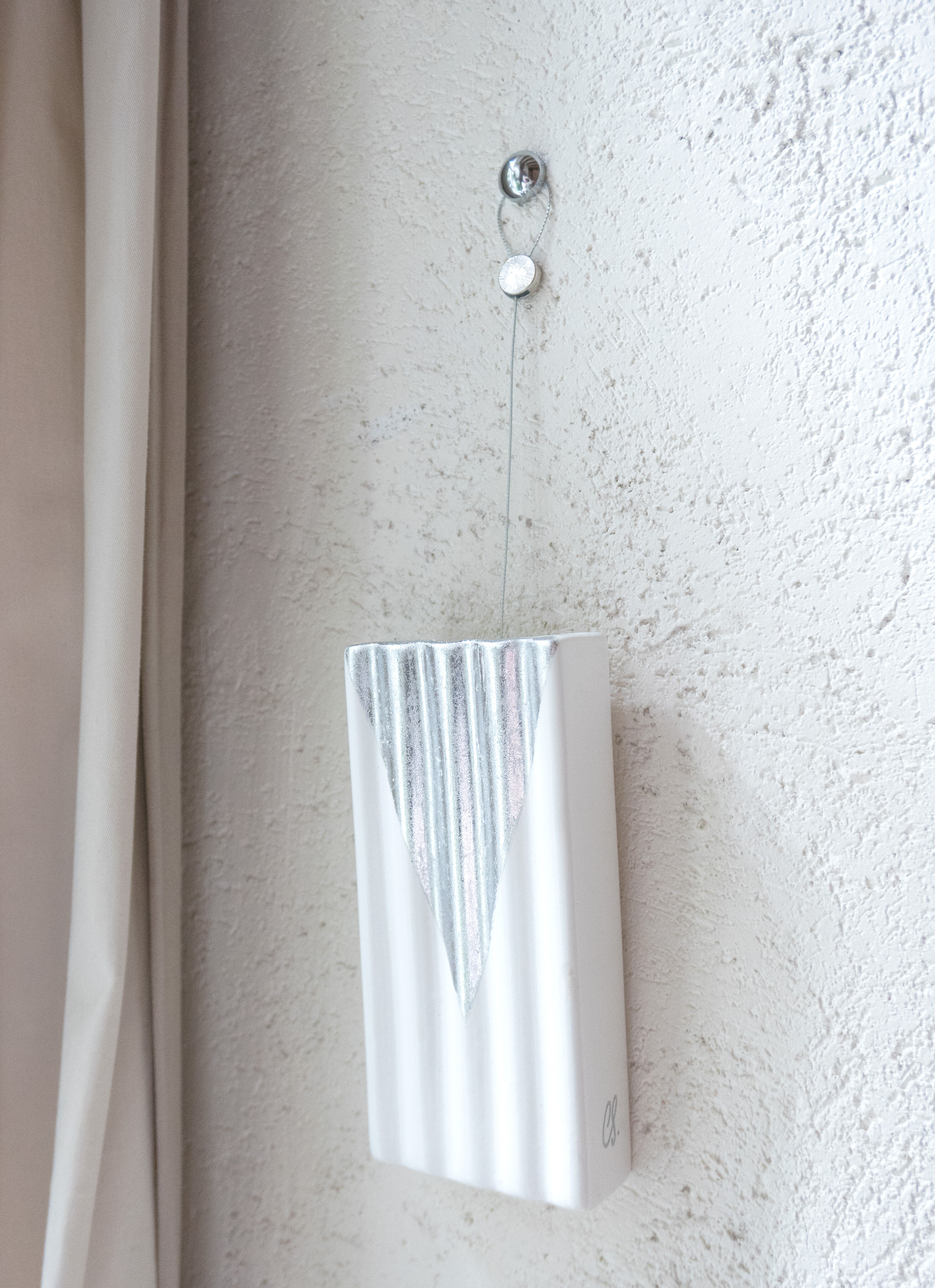 "V" - Wall vase