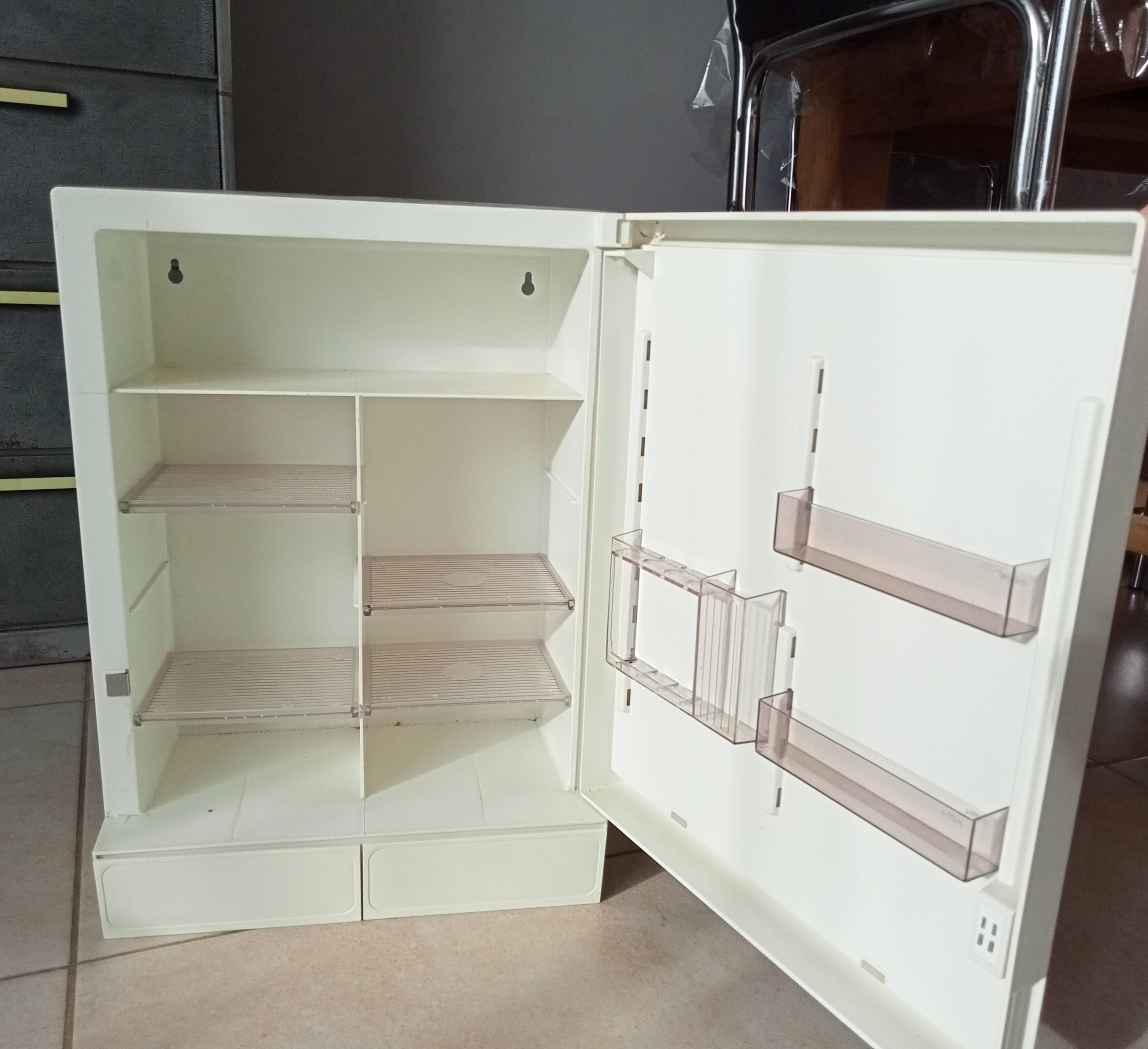 Vintage medicine cabinet 80s