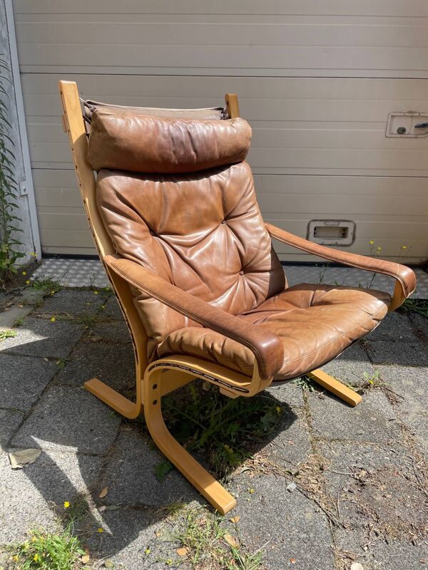 Belle chaise vintage Westnofa modèle Siesta par Ingmar Relling. Chaise Siësta en cuir. Belle patine.