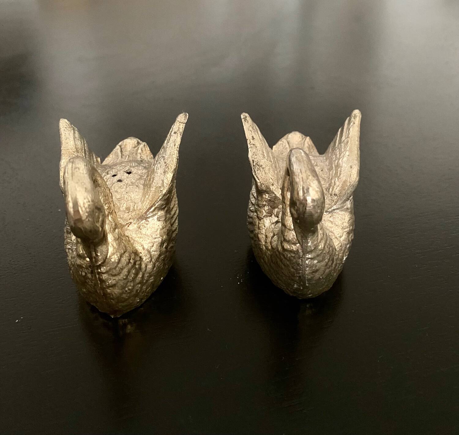 1 pepper pot and 1 swan-shaped metal salt shaker