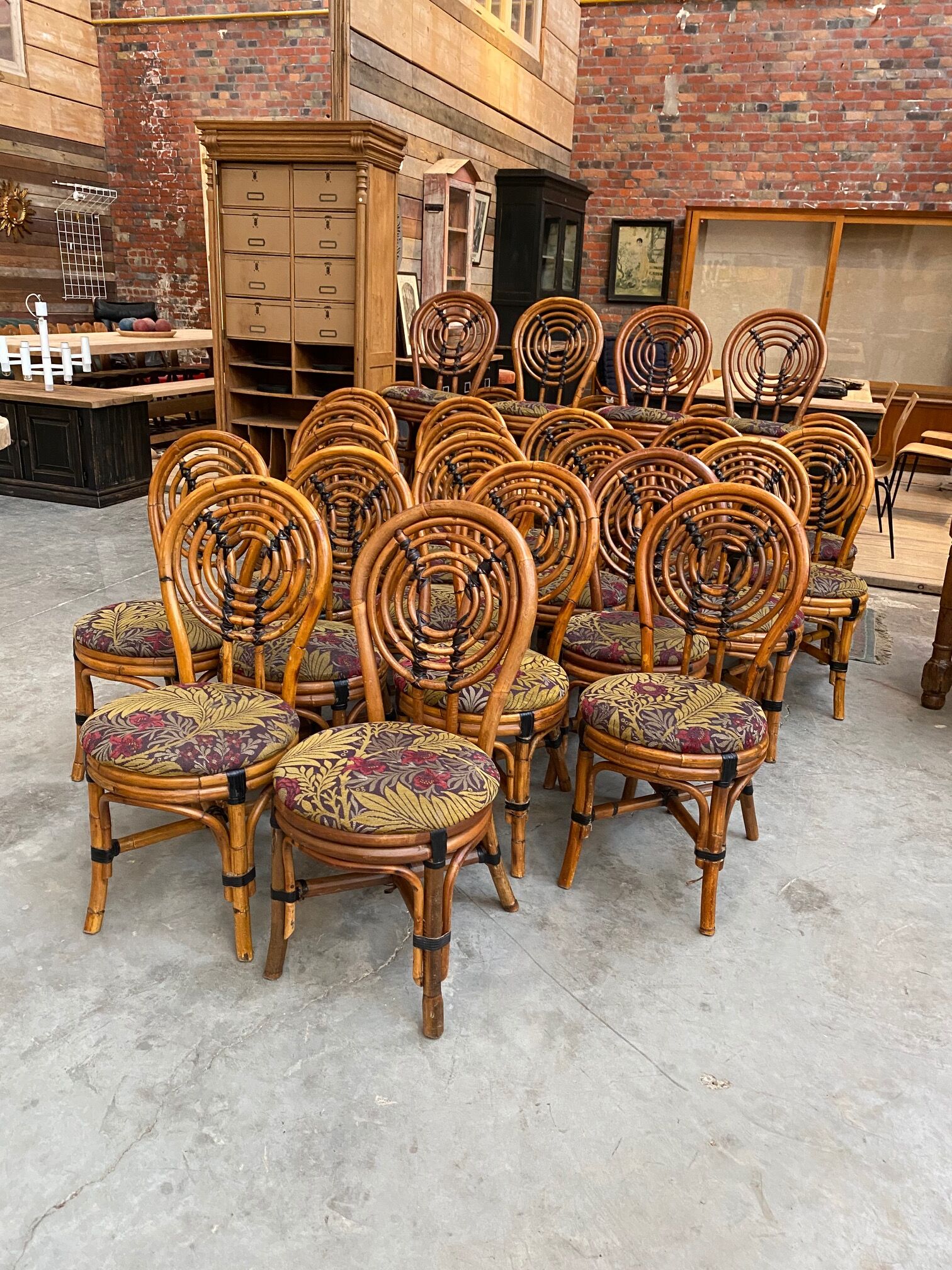 Suite de 12 chaises vintages