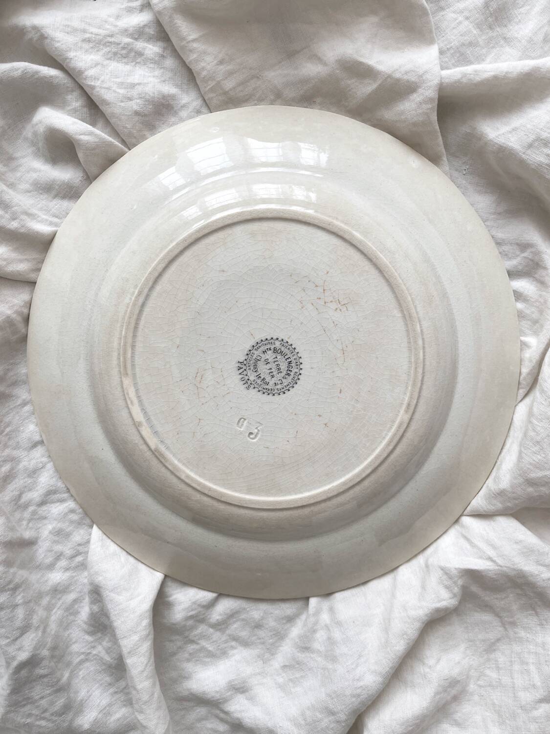 Round ironstone dish “Pavots” Choisy le Roi