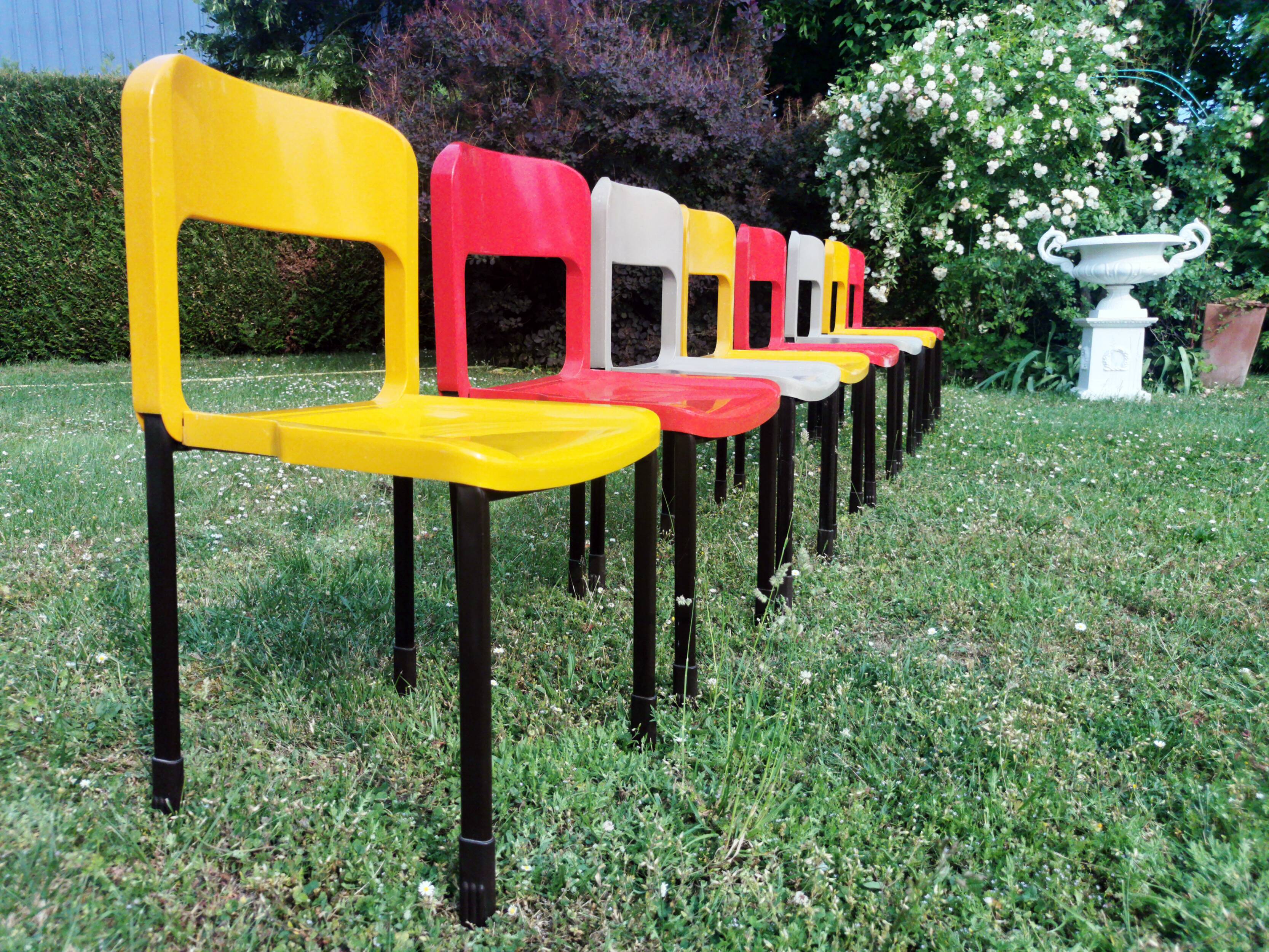 Série de 8 chaises design Pop année 1970-80