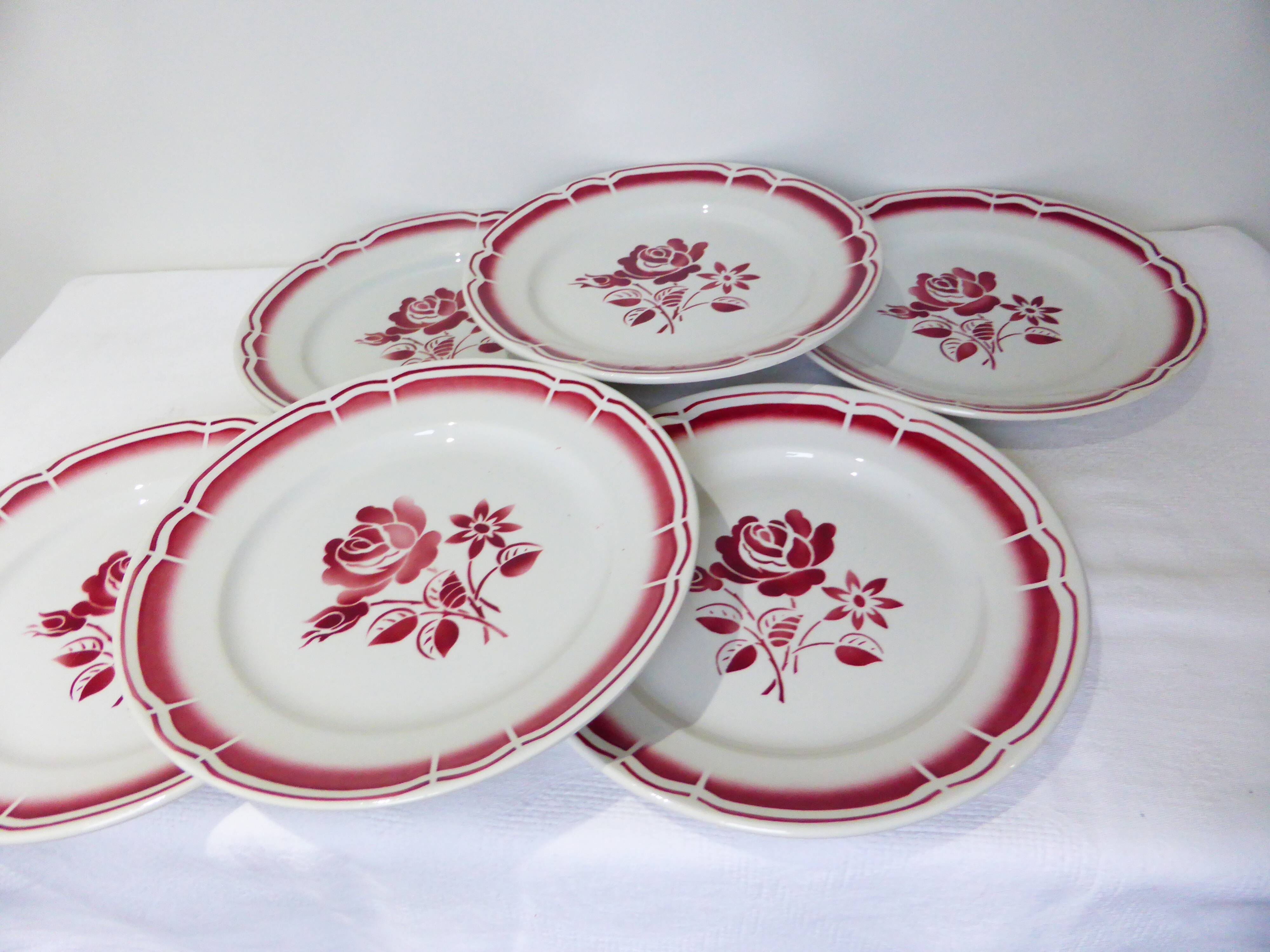 6 flat plates with red flowers