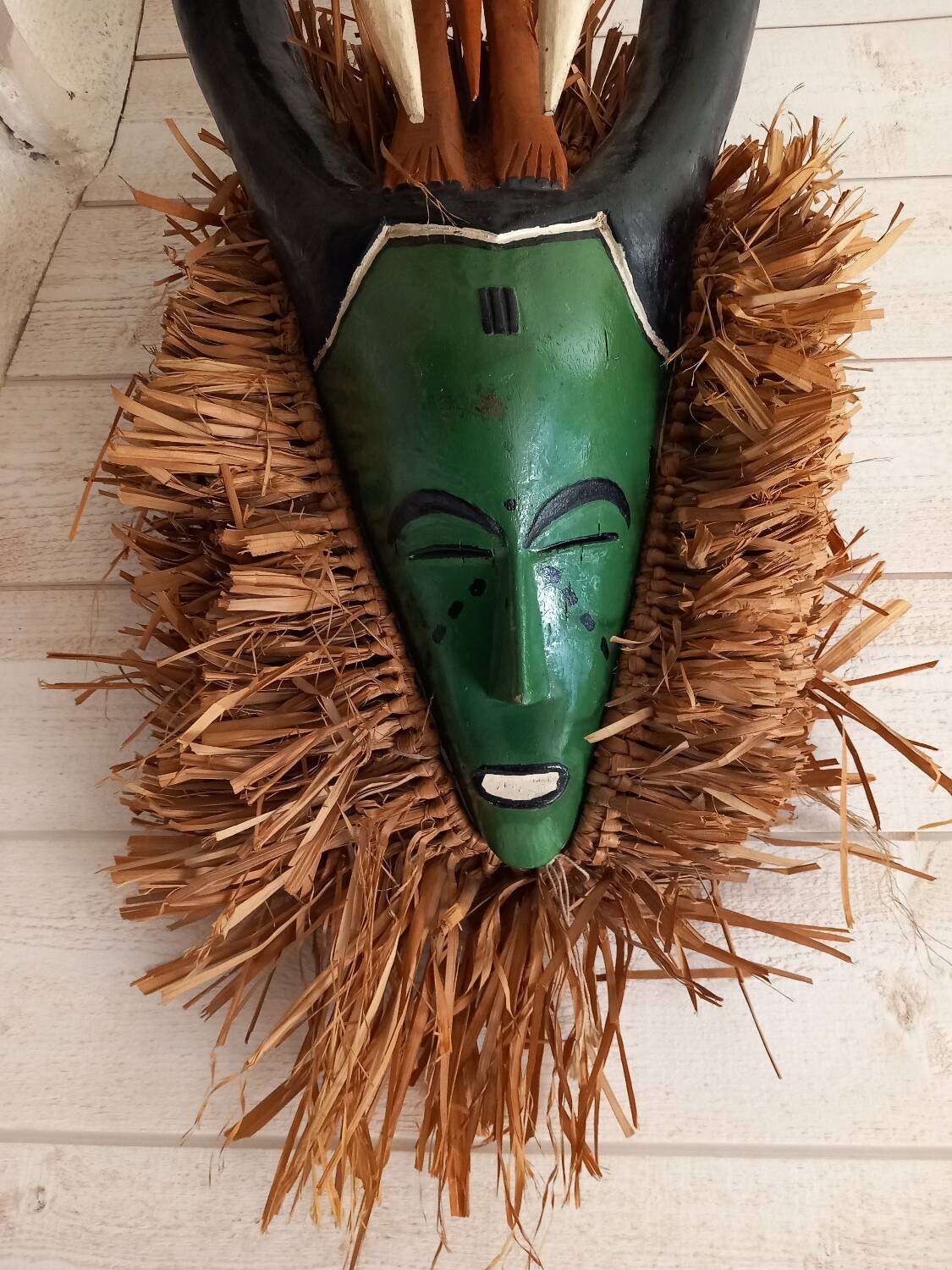 Masque tribal ancien en bois et fibre raphia