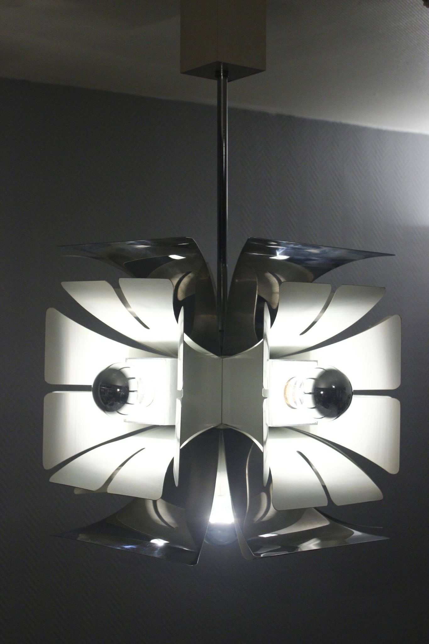 Impressive Space Age chandelier with 5 lights, chrome metal, Italy 1970s.