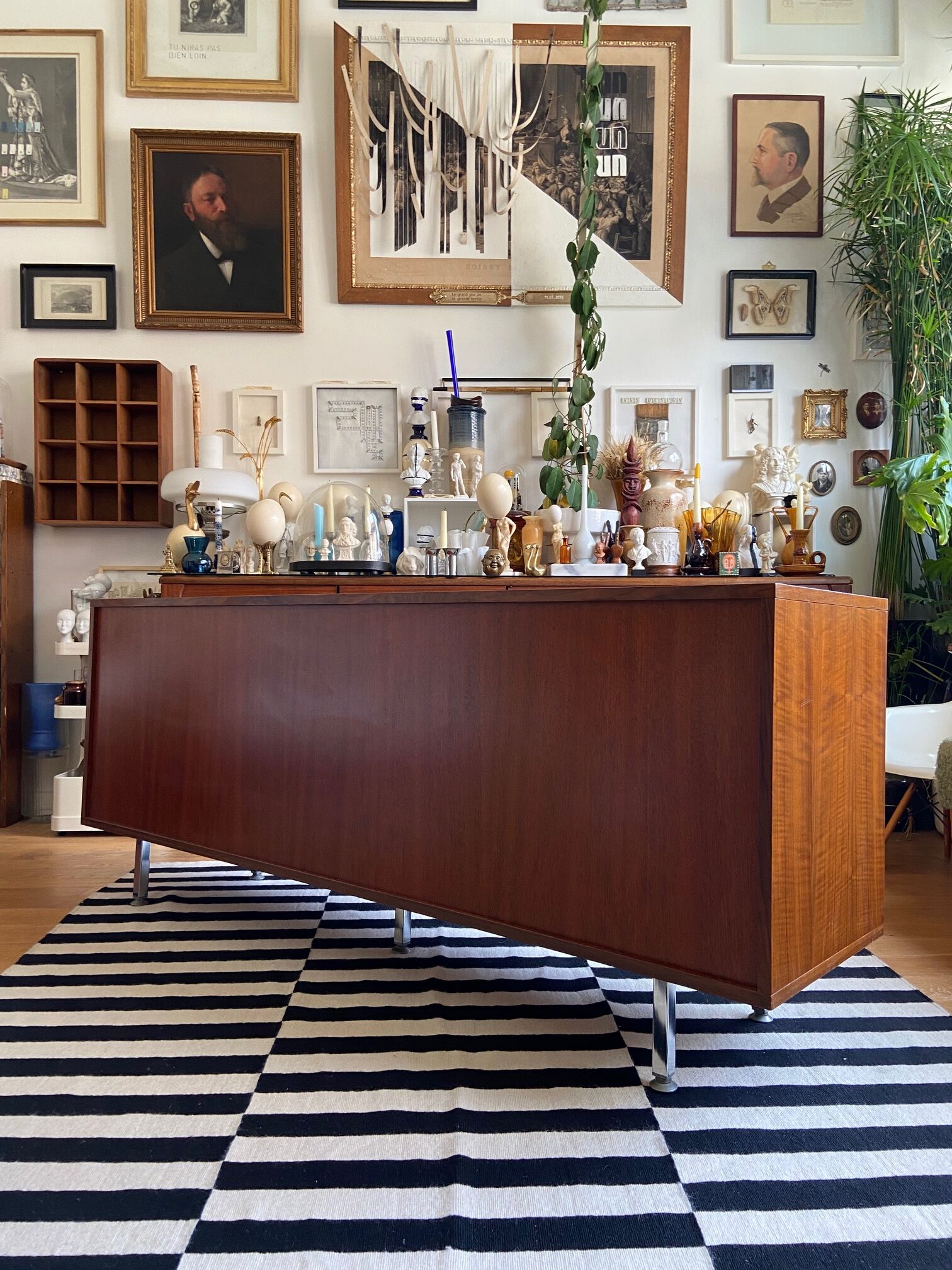 Teak veneer sideboard 80's