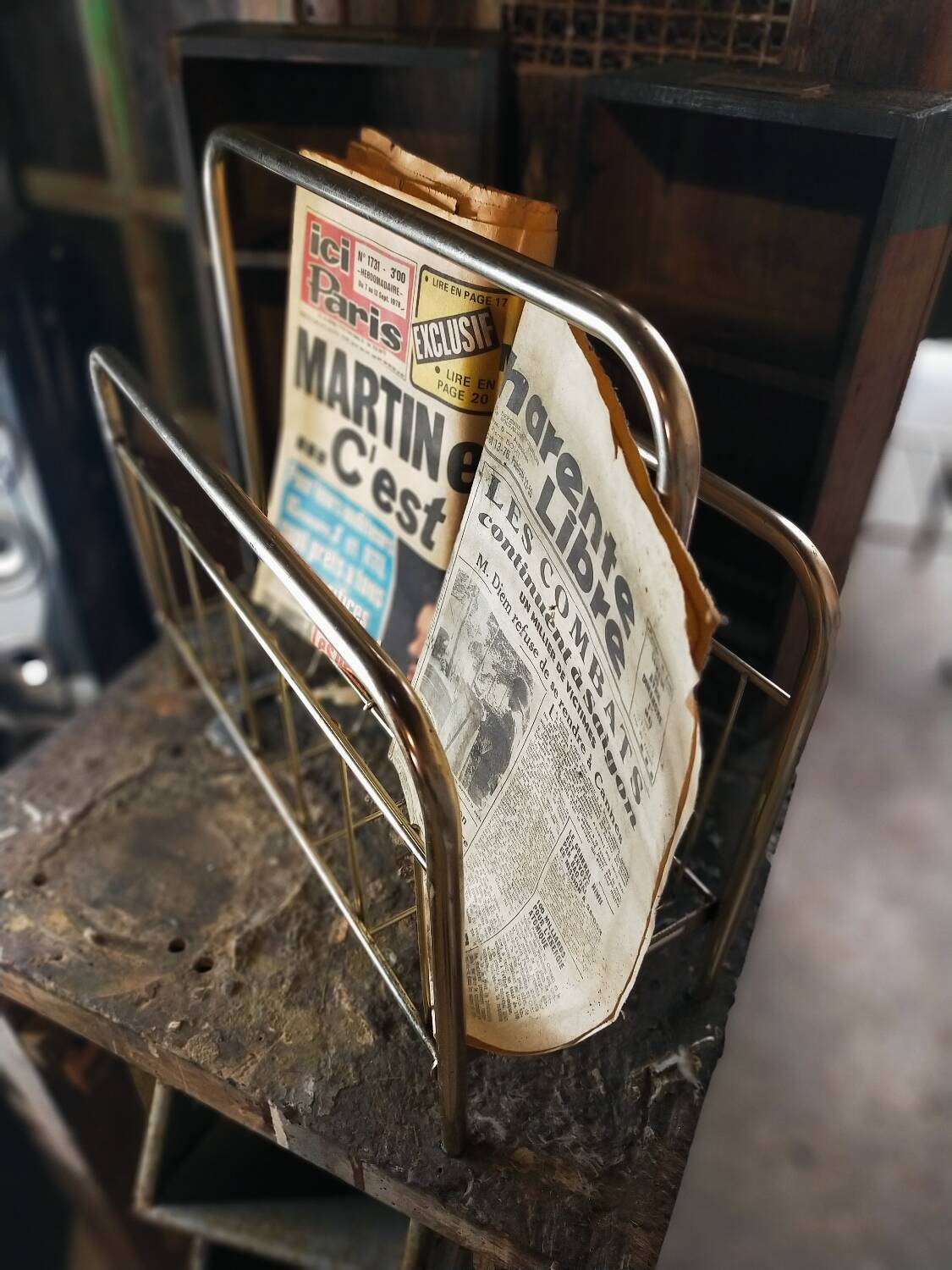 Magazine or vinyl holder in gold metal, 1960s