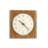 Horloge murale années 60 en bois et laiton Diehl