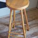 Tabouret de bar en bois blond massif vintage