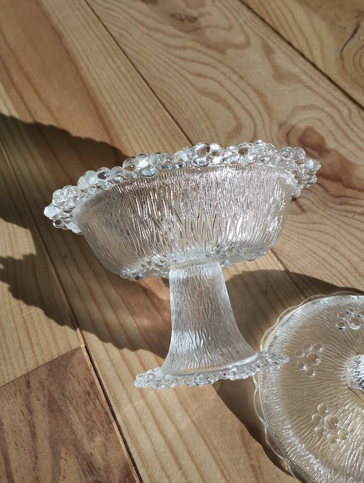 Bonbonnière sur pied en verre moulé – Décor texturé vintage