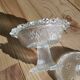 Bonbonnière sur pied en verre moulé – Décor texturé vintage