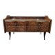 Commode en noyer avec dessus en verre double.